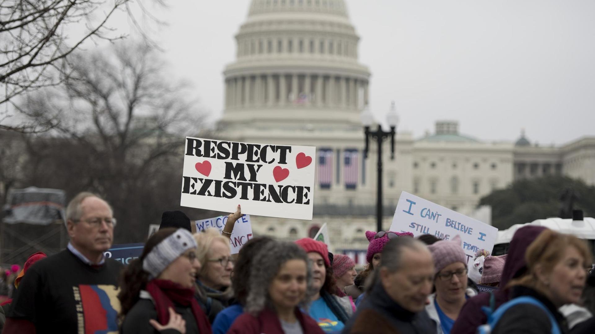 Demonstranten am US-Capitol in Washington während des Women's March für Frauenrechte am Tag nach der Amtseinführung des neuen US-Präsidenten Donald Trump. Demonstranten am US-Capitol in Washington während des Women's March für Frauenrechte am Tag nach der Amtseinführung des neuen US-Präsidenten Donald Trump.