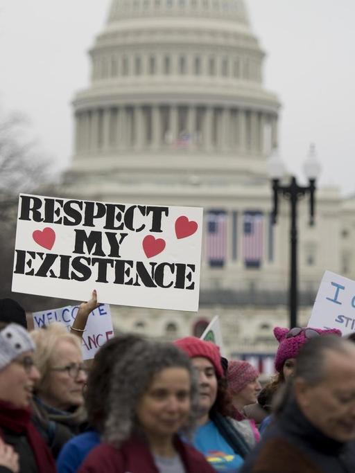 Demonstranten am US-Capitol in Washington während des Women's March für Frauenrechte am Tag nach der Amtseinführung des neuen US-Präsidenten Donald Trump.