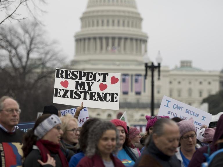 Demonstranten am US-Capitol in Washington während des Women's March für Frauenrechte am Tag nach der Amtseinführung des neuen US-Präsidenten Donald Trump.