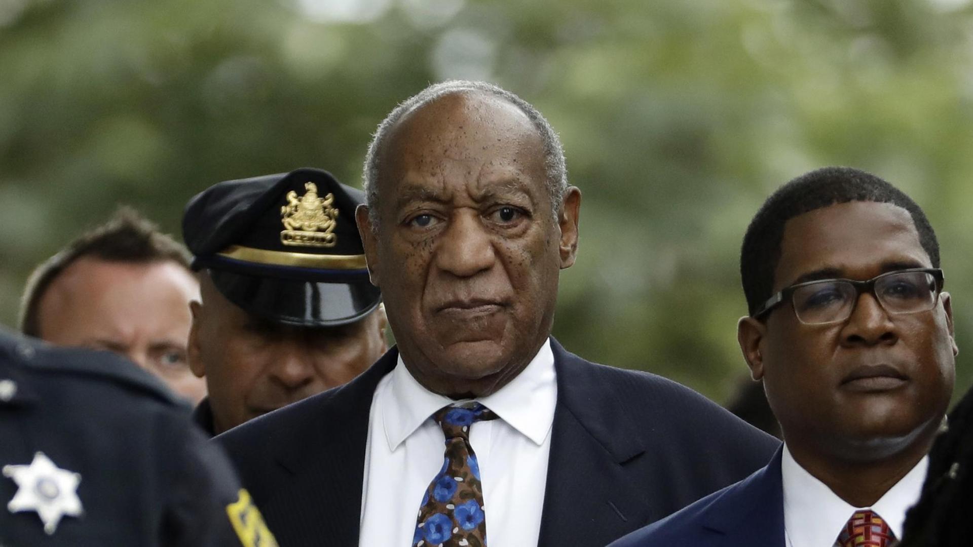 Bill Cosby mit Polizisten und Anwalt auf dem Weg nach einer Anhörung. Bill Cosby mit Polizisten und Anwalt auf dem Weg nach einer Anhörung.