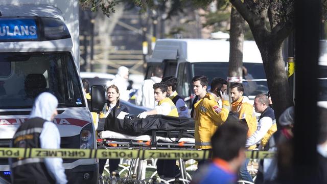 Nach dem Anschlag: Rettungskräfte im Einsatz 