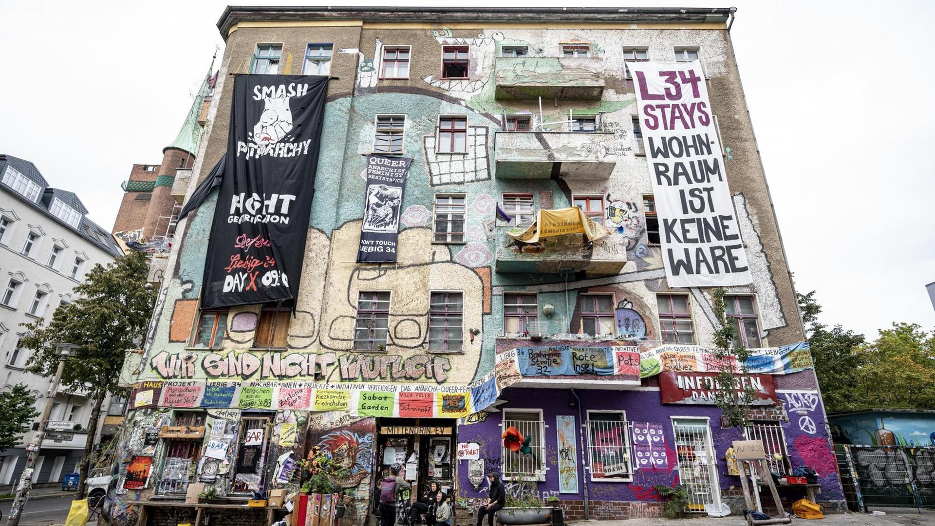 Das Wohnprojekt «Liebig 34» in Berlin von vorne: eine bemalte Fassade mit zahlreichen Transparenten. Das Wohnprojekt «Liebig 34» in Berlin von vorne: eine bemalte Fassade mit zahlreichen Transparenten.