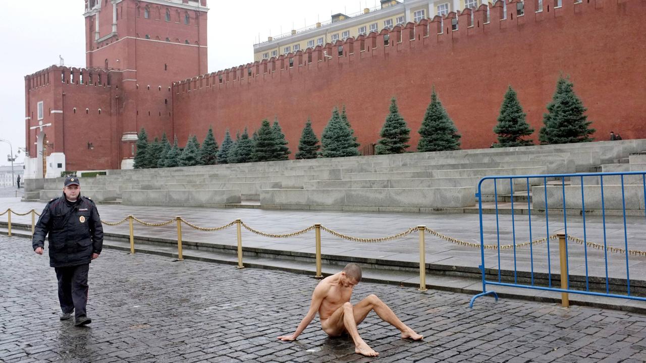 Pjotr Pawlenski nagelte 2013 seinen Hodensack auf dem Roten Platz fest.