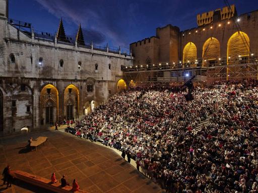 Der Ehrenhof des Papstpalastes in der Altstadt von Avignon während einer Festival-Veranstaltung