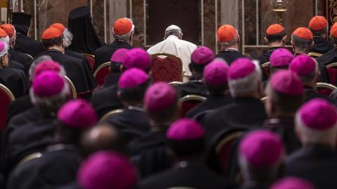 Papst Franziskus liest die Liturgie während des Krisentreffens im Vatikan