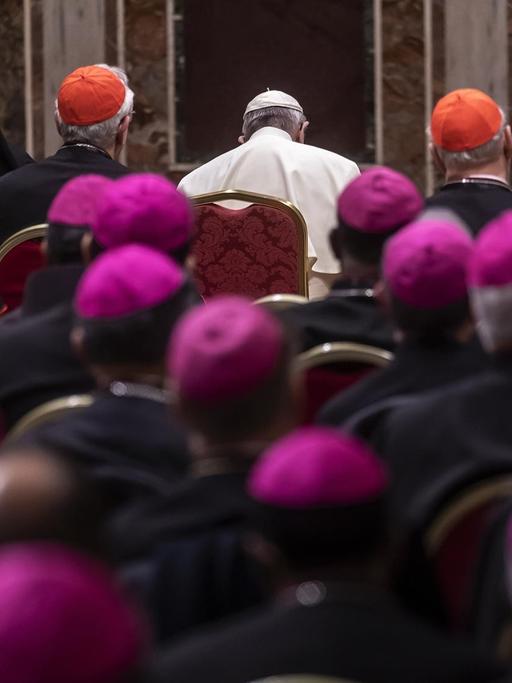 Papst Franziskus liest die Liturgie während des Krisentreffens im Vatikan