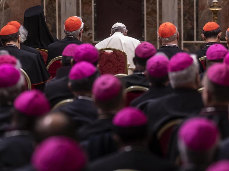 Papst Franziskus liest die Liturgie während des Krisentreffens im Vatikan