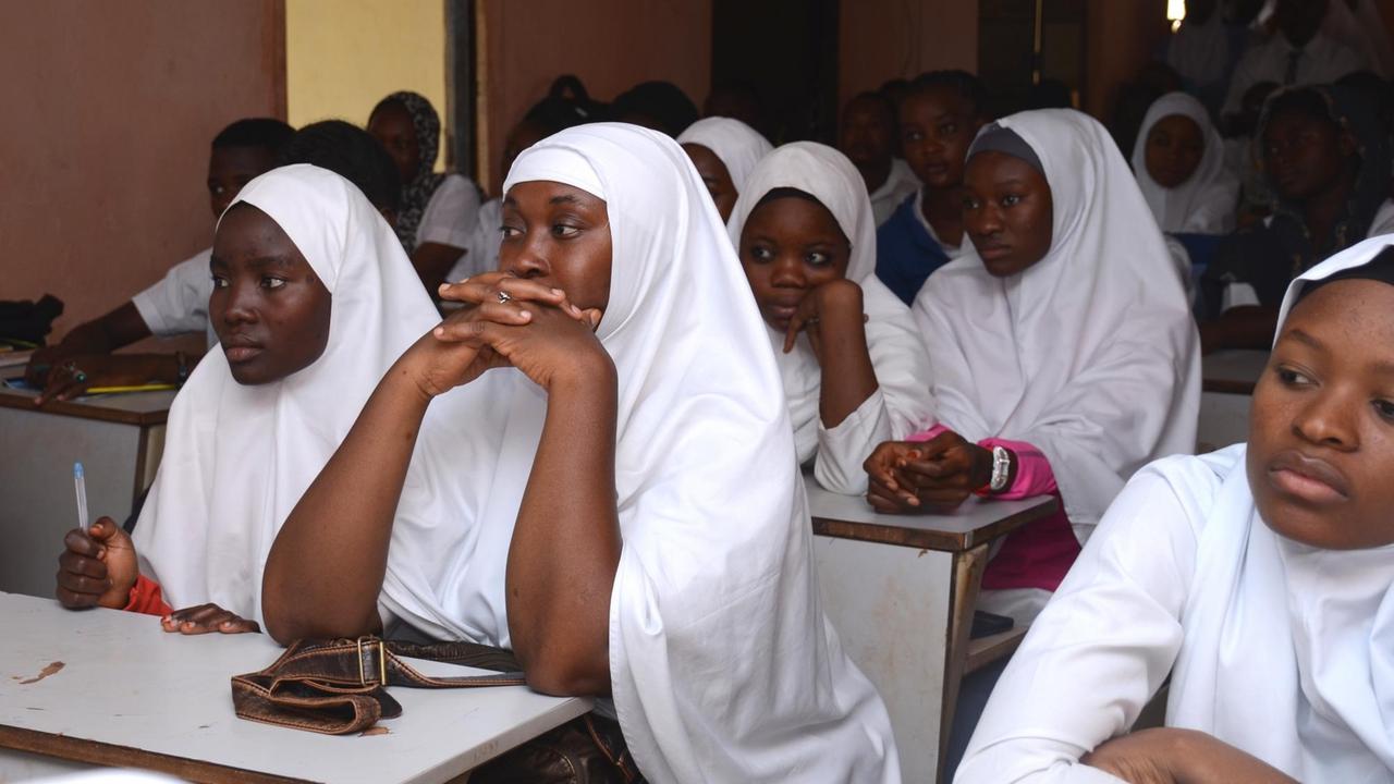 Die Schülerinnen und Schüler der Womanhood Foundation School in Kaduna sind überrascht von der Offenheit der Aktivistin Die Schülerinnen und Schüler der Womanhood Foundation School in Kaduna sind überrascht von der Offenheit der Aktivistin