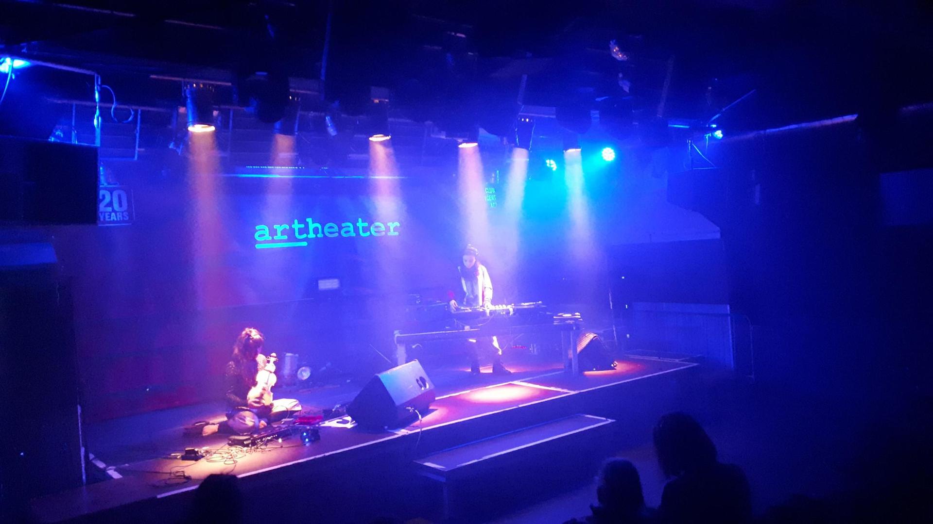 Zwei Musikerinnen sind auf der Bühne im Artheater zu sehen Zwei Musikerinnen sind auf der Bühne im Artheater zu sehen