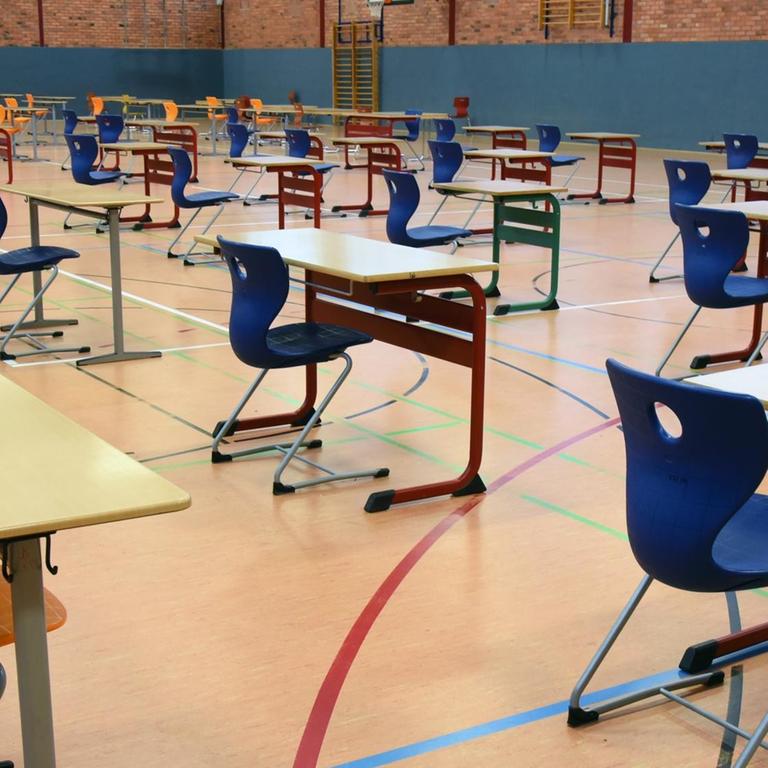 Mit großen Abständen stehen Tische und Stühle in der Turnhalle vom Montessori-Schulzentrum in Leipzig. In der Turnhalle sollen die Abiturprüfungen unter größten hygienischen Bedingungen geschrieben werden.
