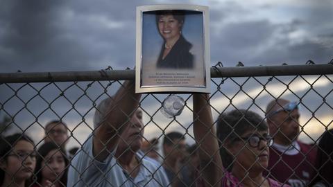 Freunde einer getöteten Lehrerin halten ihr Porträt hoch, um an sie in El Paso zu erinnern. In der texanischen Stadt war sie zum Opfer der Schießerei geworden.