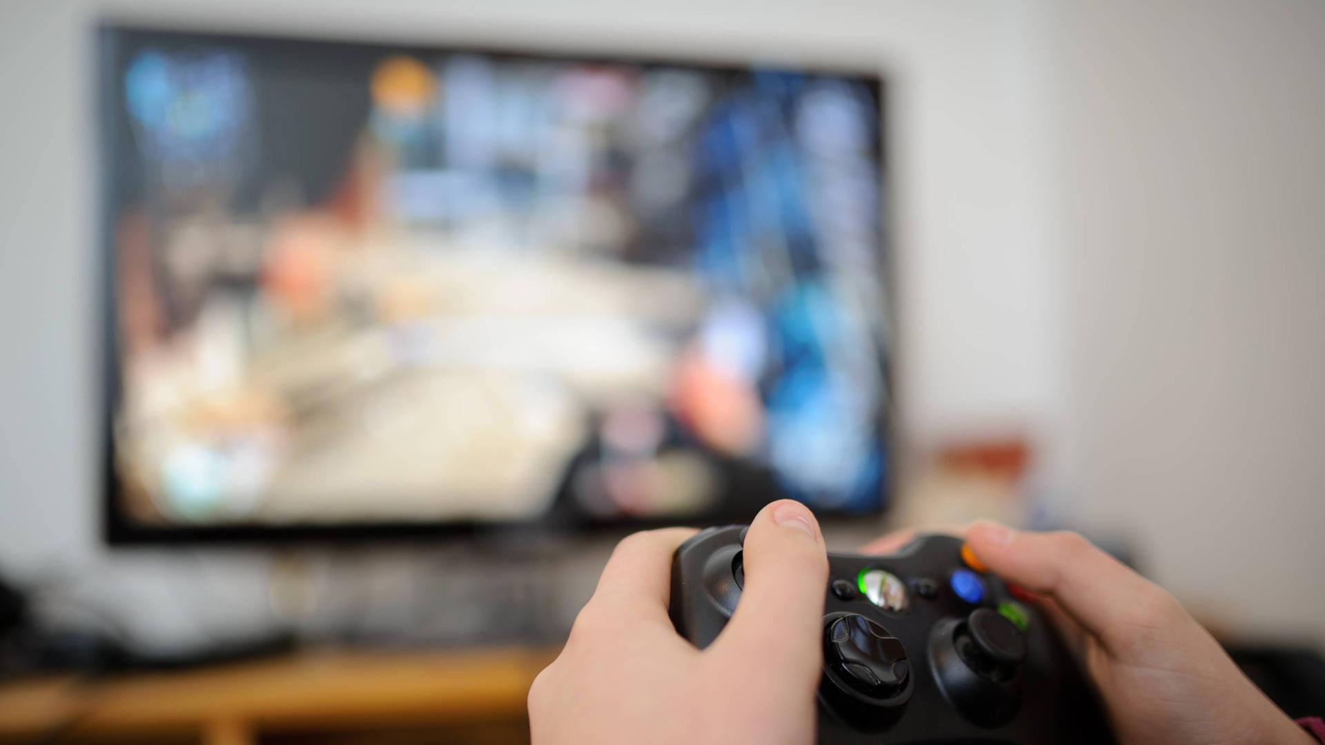 Ein Junge spielt auf seiner Xbox 360 "Call of Duty" Ein Junge spielt auf seiner Xbox 360 "Call of Duty"