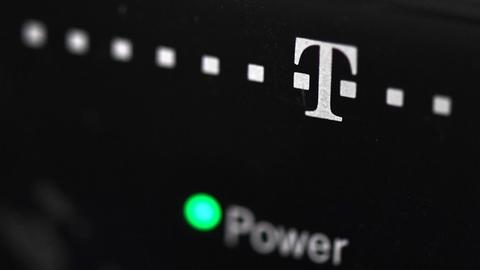 An einem Telekom-Router leuchtet die Power-Lampe.