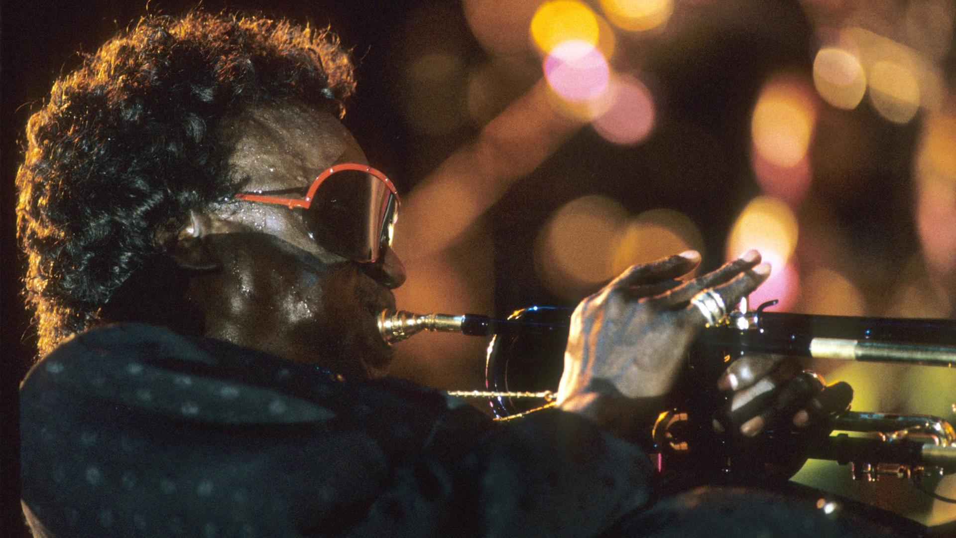 Der Jazz-Trompeter Miles Davis eröffnete am 11.07.1988 den Jazz-Gipfel in Stuttgart. Der Jazz-Trompeter Miles Davis eröffnete am 11.07.1988 den Jazz-Gipfel in Stuttgart.