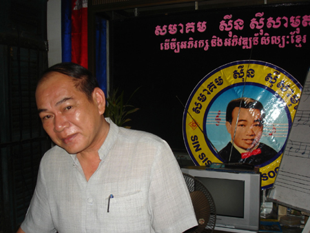 Sinn Chan Chaya vor Porträt seines Vaters Sinn Sisamouth Sinn Chan Chaya vor Porträt seines Vaters Sinn Sisamouth