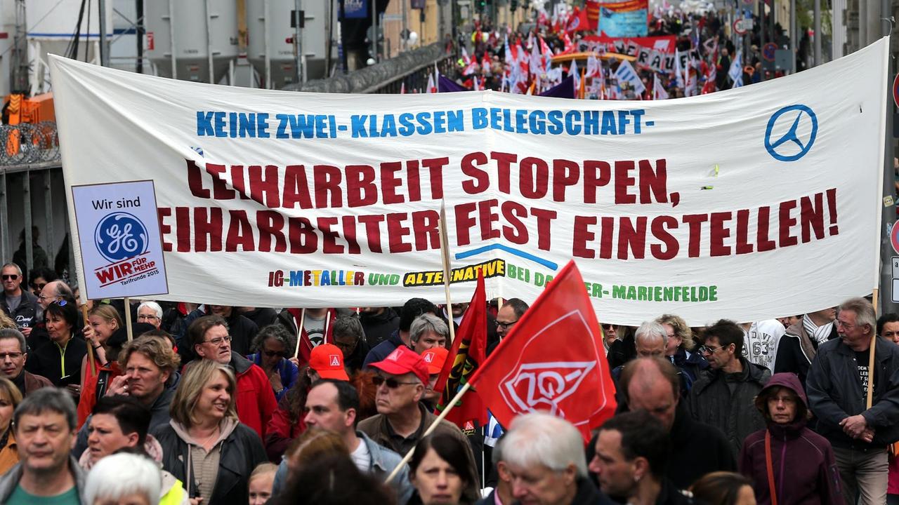 Teilnehmer einer Kundgebung des Deutschen Gewerkschaftsbundes ziehen am 1. Mai 2015 mit einem Plakat durch Berlin, auf dem unter anderem steht: "Leiharbeit stoppen".