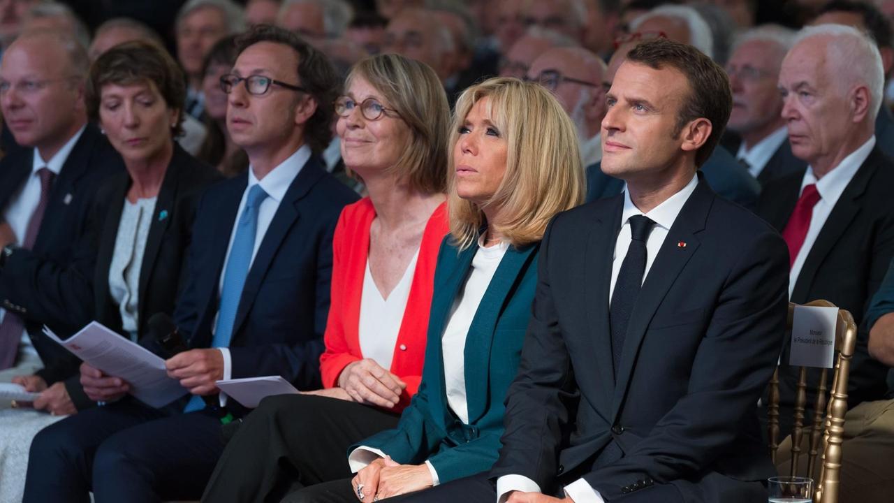 Emmanuel Macron und die französische Kulturministerin Françoise Nyssen bei einer Konferenz Emmanuel Macron und die französische Kulturministerin Françoise Nyssen bei einer Konferenz
