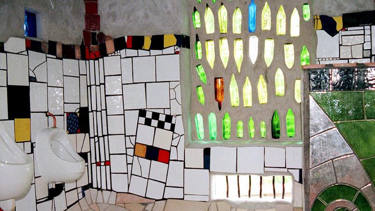 Die Hundertwasser-Toilette im neuseeländischen Kawakawa Die Hundertwasser-Toilette im neuseeländischen Kawakawa