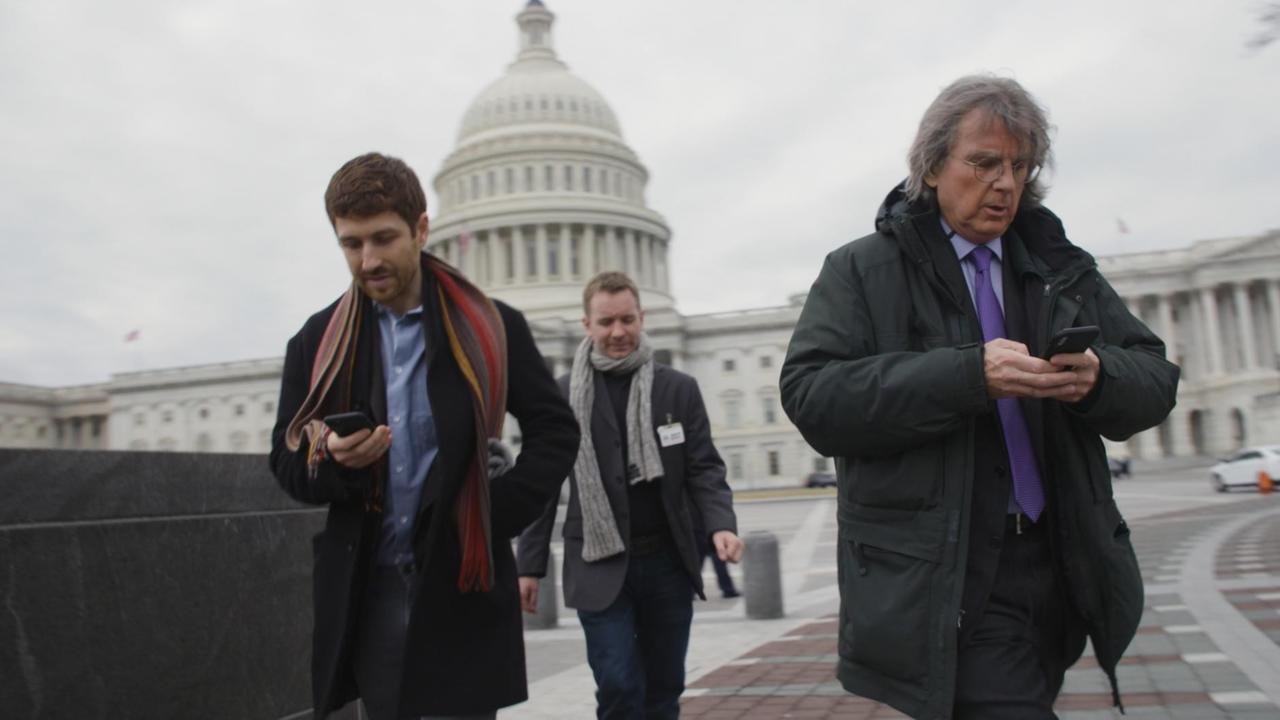 Tristan Harris mit zwei anderen Männern vor dem Capitol in der US-Hauptstadt Washington Tristan Harris mit zwei anderen Männern vor dem Capitol in der US-Hauptstadt Washington