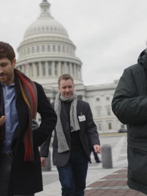 Tristan Harris mit zwei anderen Männern vor dem Capitol in der US-Hauptstadt Washington