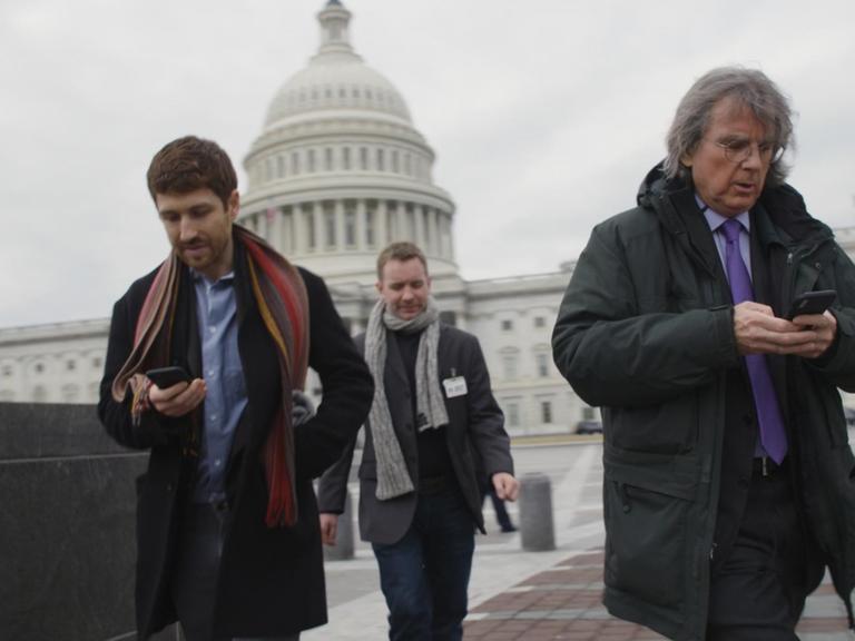 Tristan Harris mit zwei anderen Männern vor dem Capitol in der US-Hauptstadt Washington