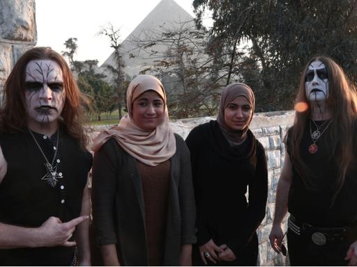 Die amerikanische Heavy-Metal-Band "Inquisition" mit ägyptischen Fans vor den Pyramiden.