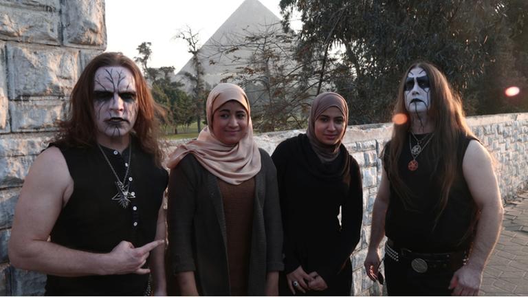 Die amerikanische Heavy-Metal-Band "Inquisition" mit ägyptischen Fans vor den Pyramiden. Die amerikanische Heavy-Metal-Band "Inquisition" mit ägyptischen Fans vor den Pyramiden.