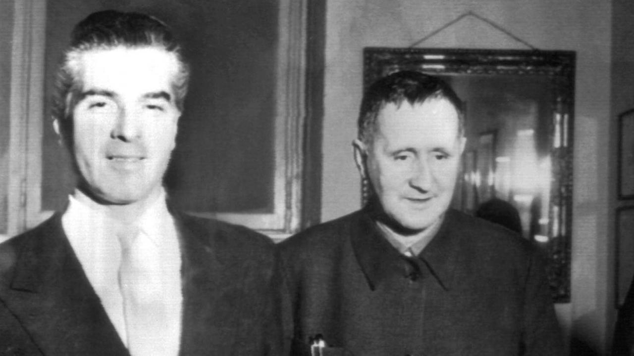 Schwarzweiß Foto zeigt Bertolt Brecht 1956 mit den Gründern des Mailänder Piccolo Theaters Giorgio Strehler und Paolo Grassi Schwarzweiß Foto zeigt Bertolt Brecht 1956 mit den Gründern des Mailänder Piccolo Theaters Giorgio Strehler und Paolo Grassi