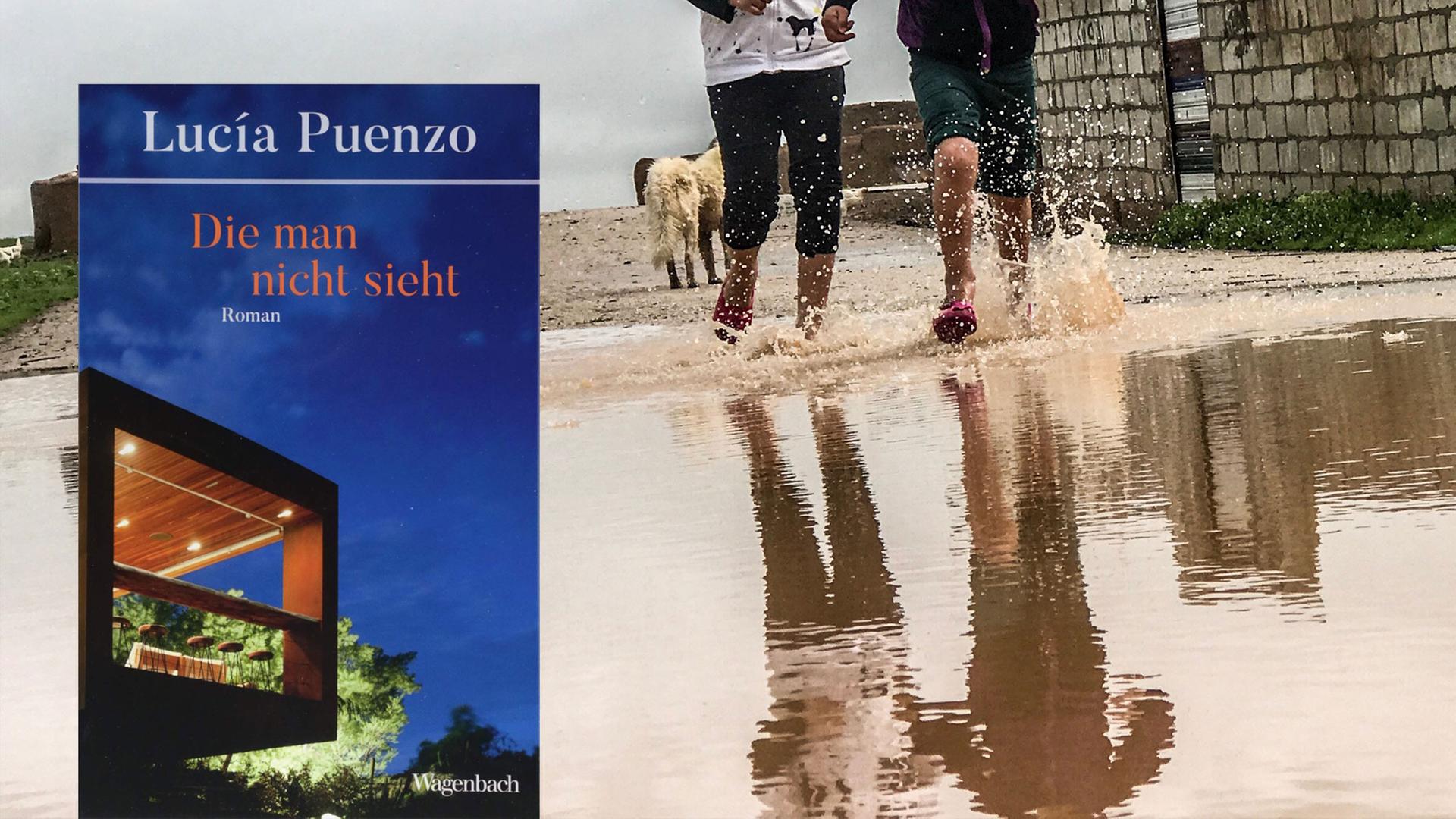 Cover von Lucía Puenzos Krimi "Die man nicht sieht". Im Hintergrund sind Kinder zu sehen, die durch eine schlammige Pfütze laufen.
