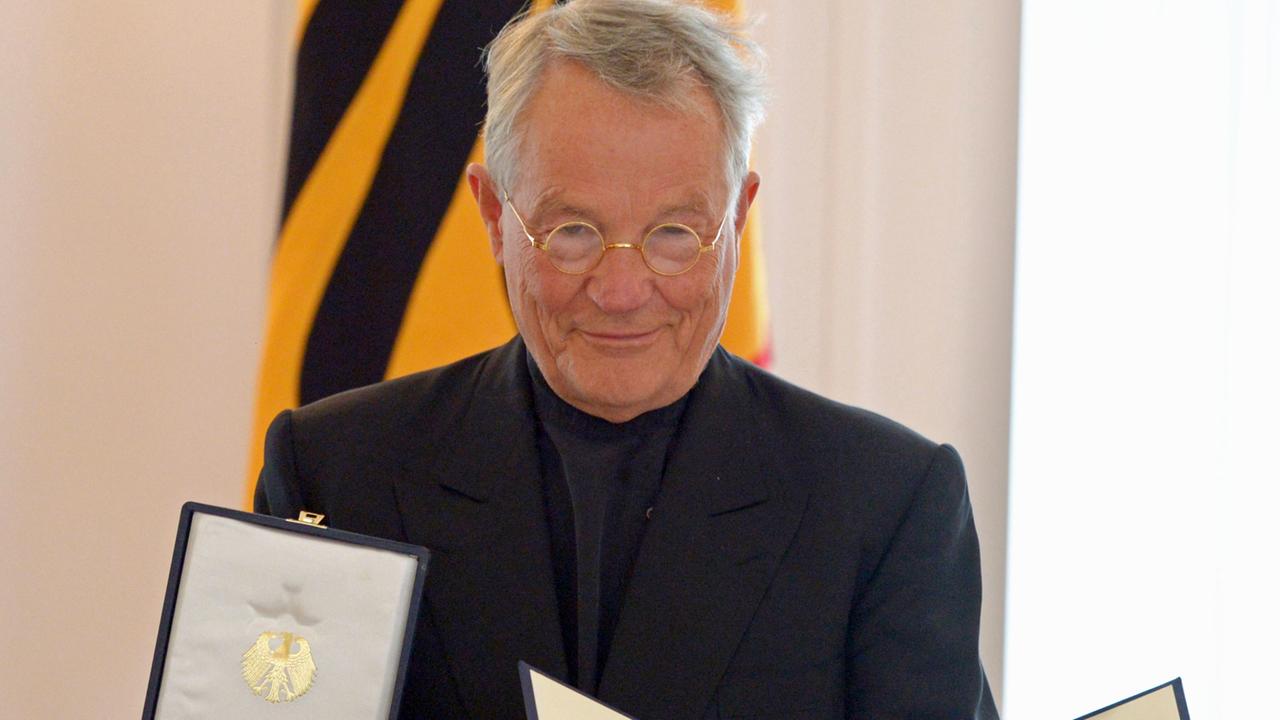 Bundespräsident verleiht dem deutschsprachigen Theaterregisseuren Peter Stein (Italien) am Donnerstag (04.10.2012) im Schloss Bellevue in der Bundeshauptstadt das Große Verdienstkreuz mit Stern des Verdienstordens der Bundesrepublik Deutschland. Bundespräsident verleiht dem deutschsprachigen Theaterregisseuren Peter Stein (Italien) am Donnerstag (04.10.2012) im Schloss Bellevue in der Bundeshauptstadt das Große Verdienstkreuz mit Stern des Verdienstordens der Bundesrepublik Deutschland.