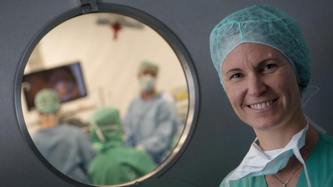 Sara Brucker, Ärztliche Direktorin des Forschungsinstituts für Frauengesundheit der Universität Tübingen, steht am 09.11.2016 vor einem Operationssaal. 