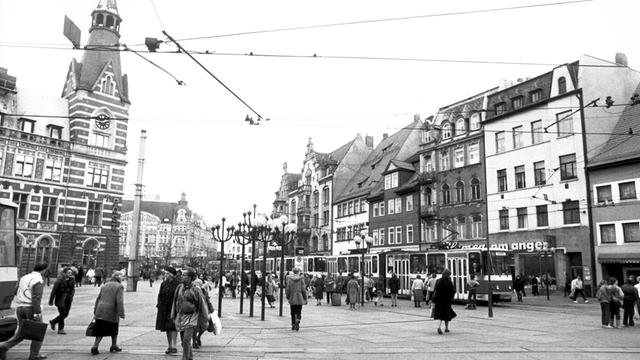 Szene auf dem sogenannten "Anger", einem weitläufigen Platz in der thüringischen Stadt Erfurt. Aufnahme vom 31.01.1990.