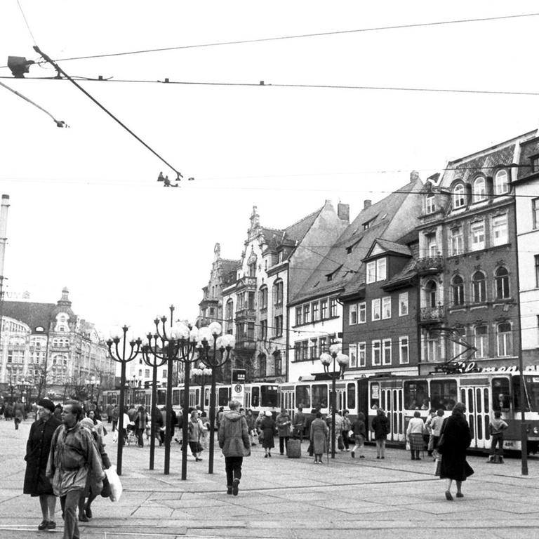 Szene auf dem sogenannten "Anger", einem weitläufigen Platz in der thüringischen Stadt Erfurt. Aufnahme vom 31.01.1990.