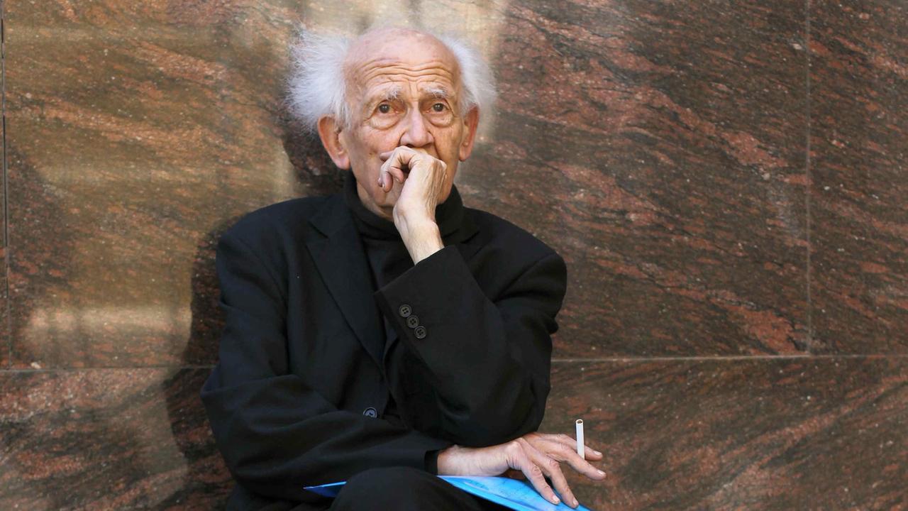 Zygmunt Bauman (1925−2017) im März 2013 bei einer Buchvorstellung in Barcelona Zygmunt Bauman (1925−2017) im März 2013 bei einer Buchvorstellung in Barcelona
