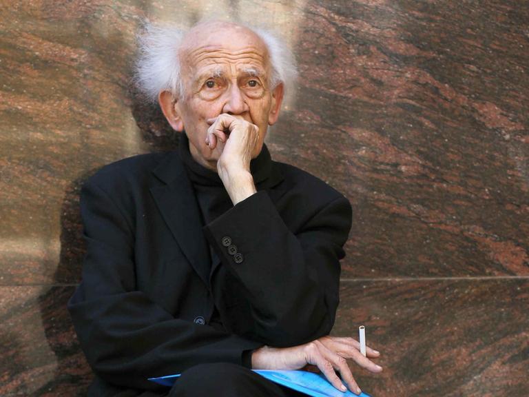 Zygmunt Bauman (1925−2017) im März 2013 bei einer Buchvorstellung in Barcelona