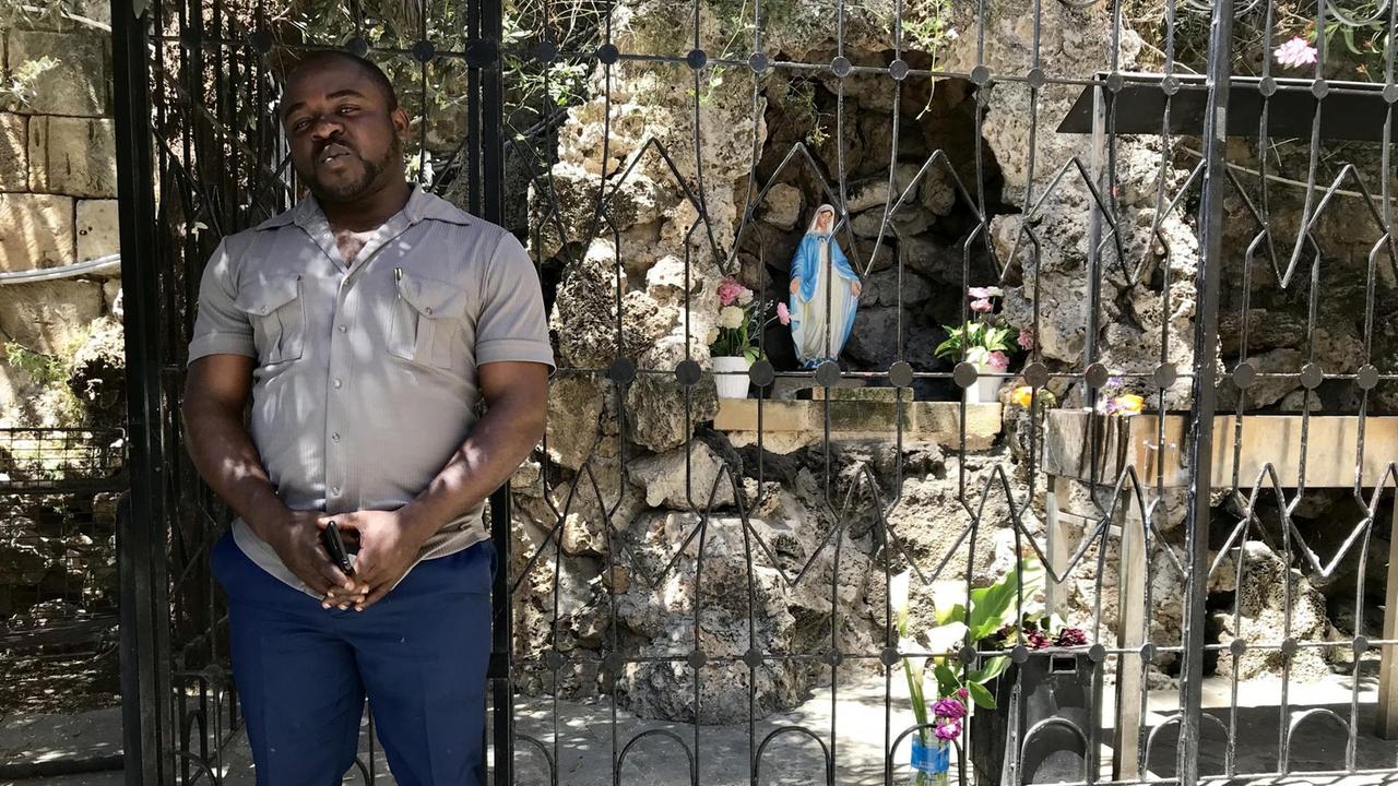"Sie fassen sich an die Nase, als ob wir alle stinken würden" - Mbah Roger, Flüchtling und Menschenrechtsaktivist aus Kamerun. "Sie fassen sich an die Nase, als ob wir alle stinken würden" - Mbah Roger, Flüchtling und Menschenrechtsaktivist aus Kamerun.