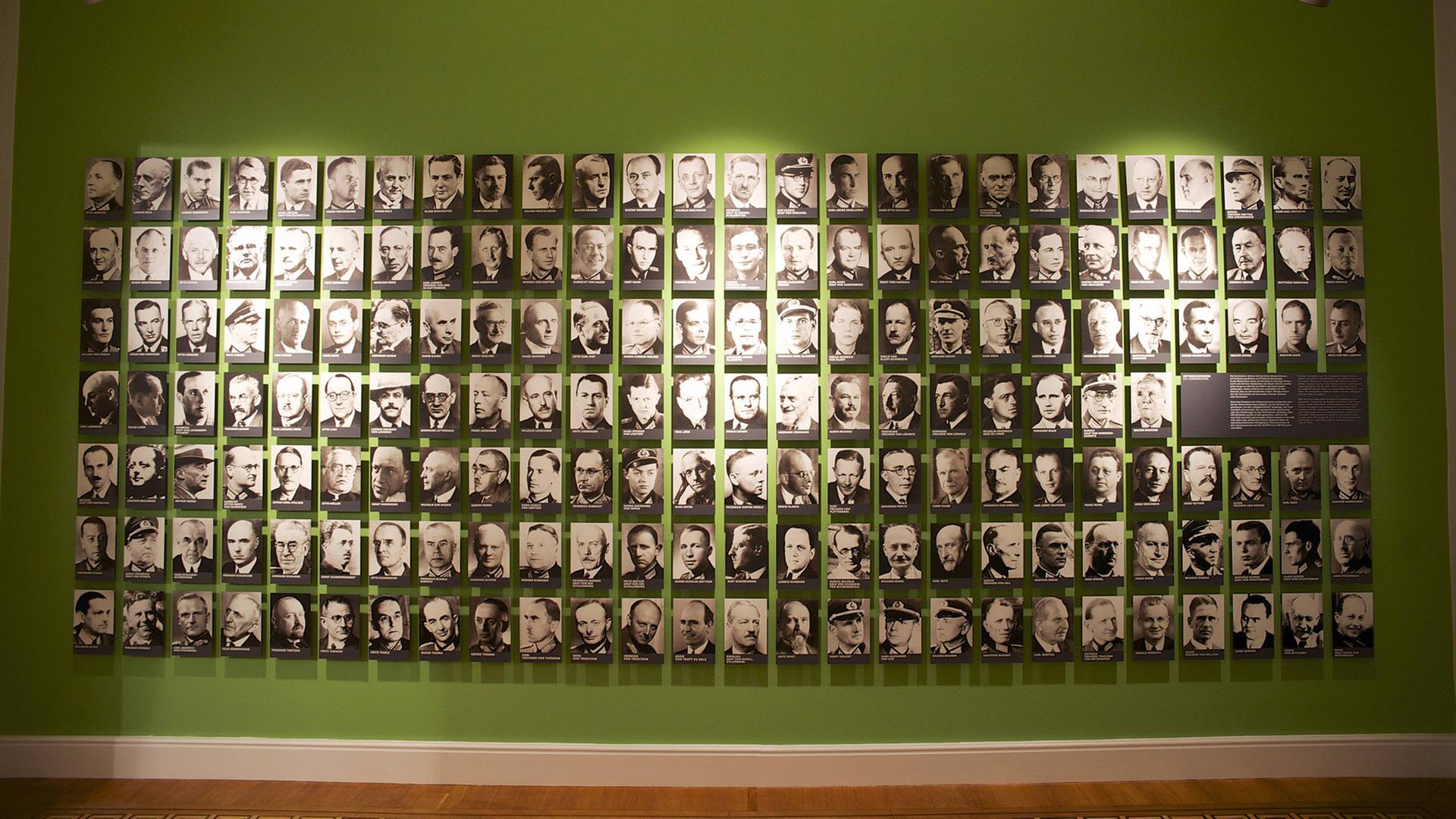 Blick auf die Portraits der Mitverschworenen der Anschlags vom 20. Juli in der Berliner Gedenkstätte