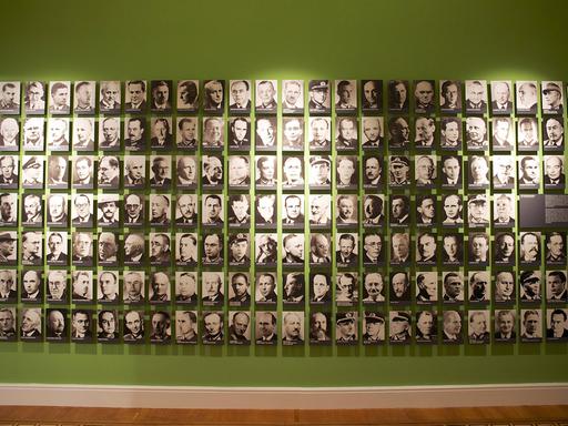 Blick auf die Portraits der Mitverschworenen der Anschlags vom 20. Juli in der Berliner Gedenkstätte
