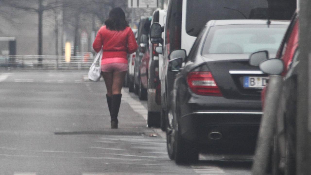 Eine Prostituierte auf dem Straßenstrich Kürfürstenstraße in Berlin-Schöneberg Eine Prostituierte auf dem Straßenstrich Kürfürstenstraße in Berlin-Schöneberg