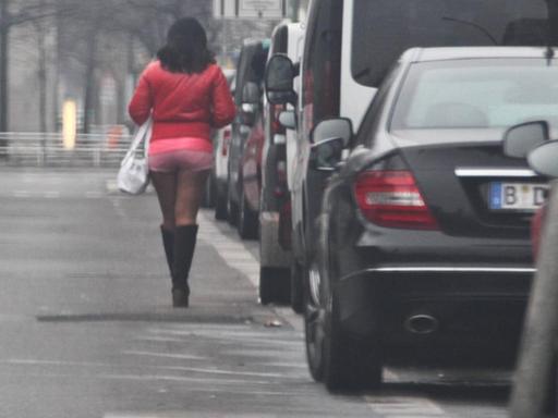 Eine Prostituierte auf dem Straßenstrich Kürfürstenstraße in Berlin-Schöneberg