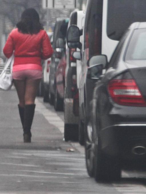 Eine Prostituierte auf dem Straßenstrich Kürfürstenstraße in Berlin-Schöneberg