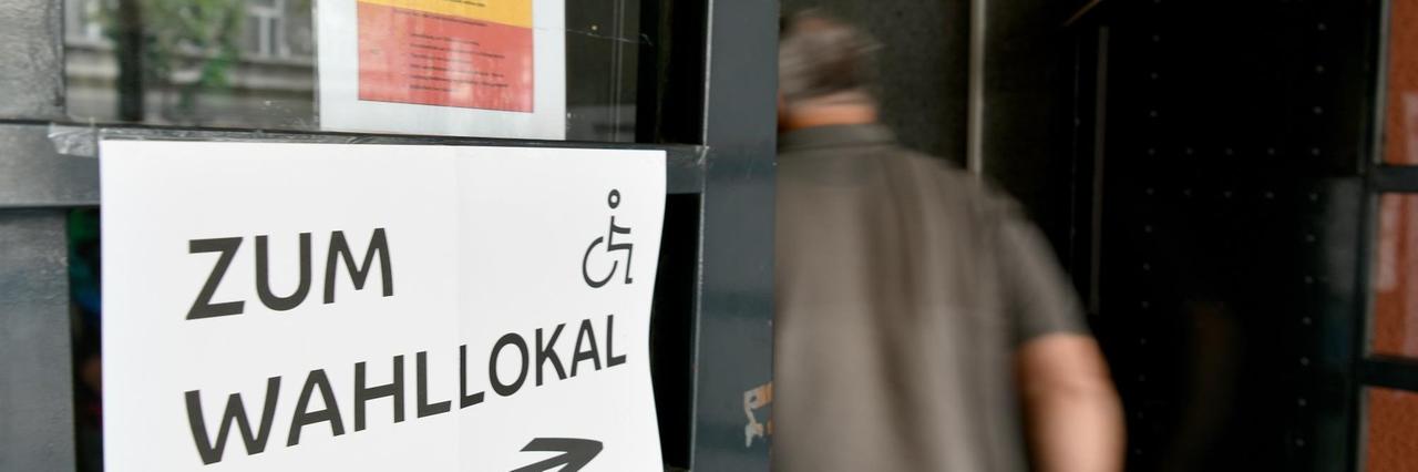 Ein Wähler betritt ein Wahllokal. Ein Wähler betritt ein Wahllokal.