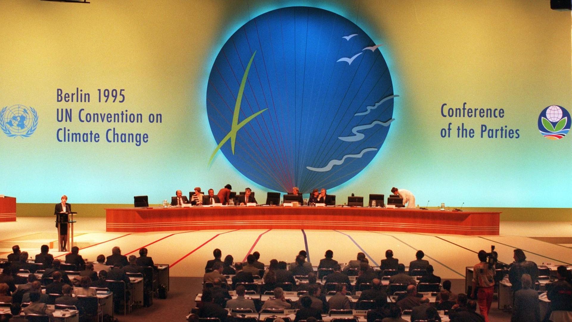 Die Delegierten der UN-Klimakonferenz während der Eröffnungsveranstaltung im Internationalen Kongreßzentrum (ICC) Die Delegierten der UN-Klimakonferenz während der Eröffnungsveranstaltung im Internationalen Kongreßzentrum (ICC)