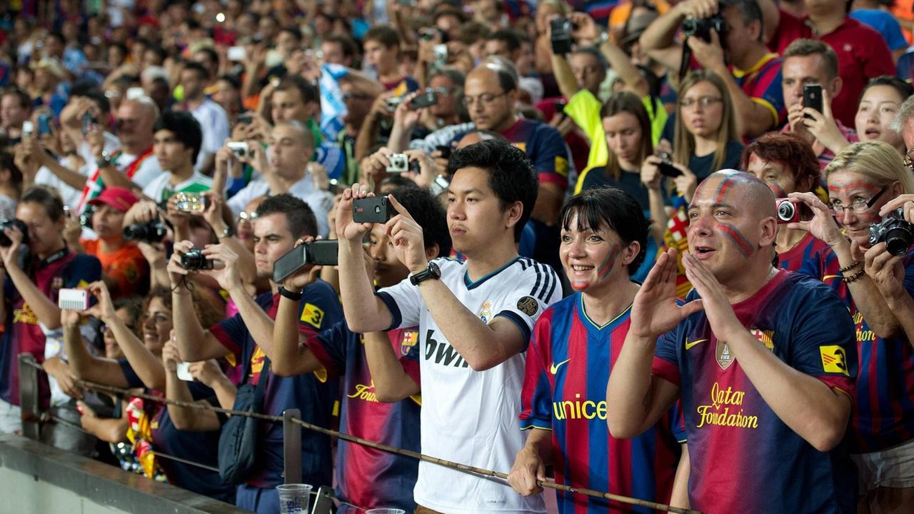 Fußballfans bei einem Spiel des FC Barcelona gegen Real Madrid Fußballfans bei einem Spiel des FC Barcelona gegen Real Madrid