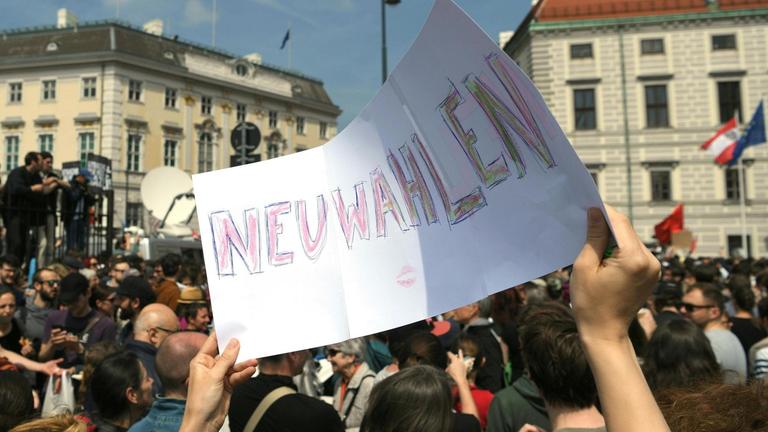 Eine Demonstration am Samstag, 18. Mai 2019, nach dem Veröffentlichen des "Ibiza - Videos" in der Causa Strache am Ballhausplatz vor dem Bundeskanzleramt in Wien. 