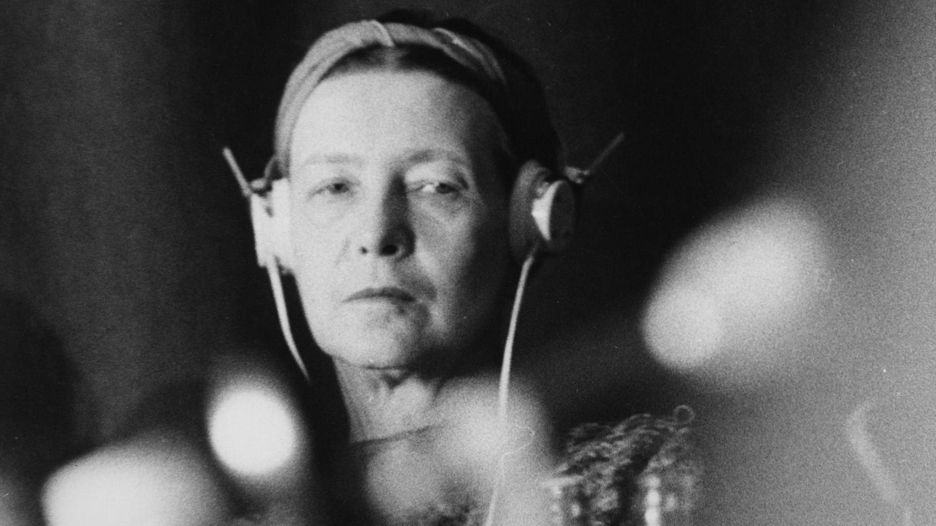 Porträt von Simone de Beauvoir im Jahr 1967 mit Kopfhörern in Stockholm.