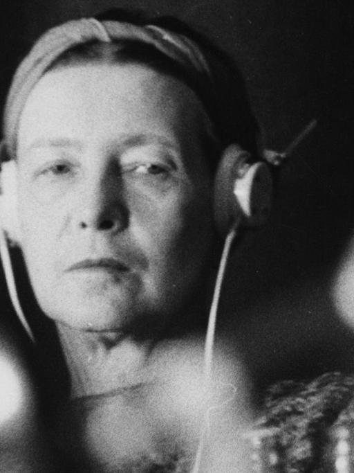 Porträt von Simone de Beauvoir im Jahr 1967 mit Kopfhörern in Stockholm.