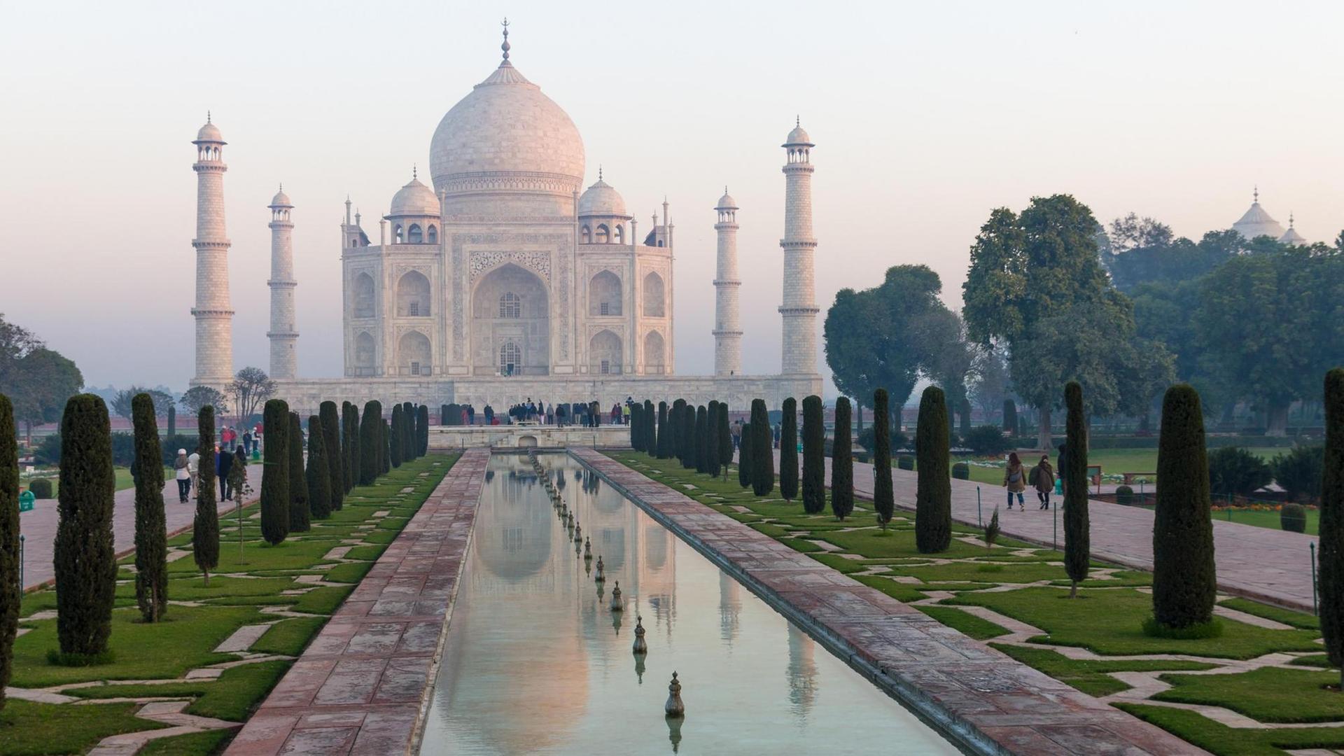 Blick auf den Taj Mahal am Stadtrand von Agra Blick auf den Taj Mahal am Stadtrand von Agra