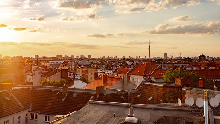 Sonnenuntergang über Berlin mit Sicht auf den Fernsehturm Berlin