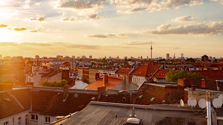 Sonnenuntergang über Berlin mit Sicht auf den Fernsehturm Berlin Sonnenuntergang über Berlin mit Sicht auf den Fernsehturm Berlin